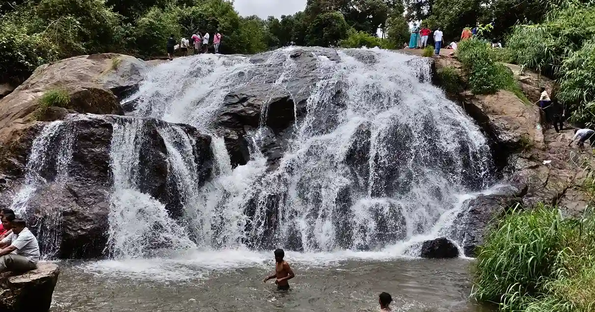 Crowd in Catherine Falls